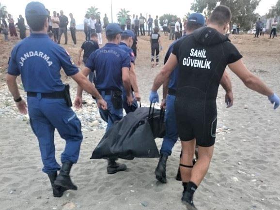 Sechs Jandarma-Beamte tragen Leichensack