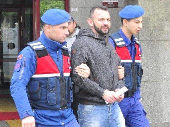 Jandarma-Beamte mit Verhaftetem
