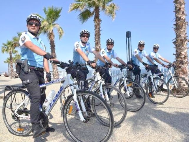 Antalya Polizei fährt Fahrrad