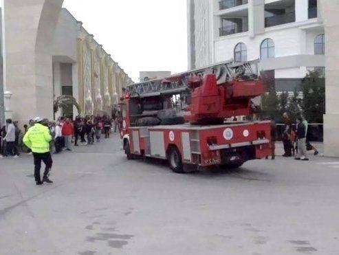 Drehleiter der Feuerwehr steht vor Hotel