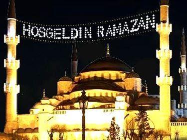Moschee mit beleuchteter Schrift "Hosgeldiniz Ramazan"