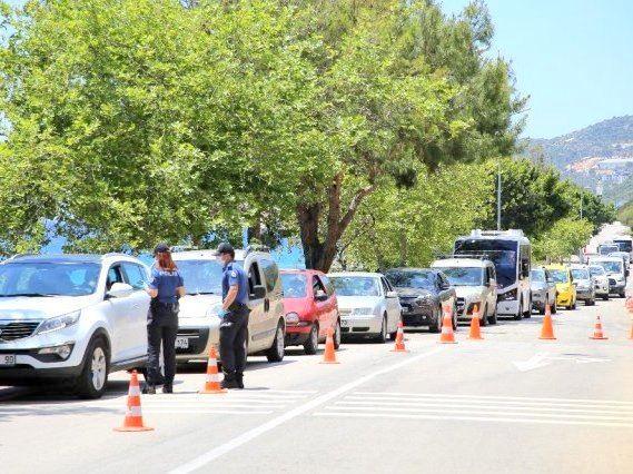 Autoschlange an Kontrollpunkt der türkischen Polizei