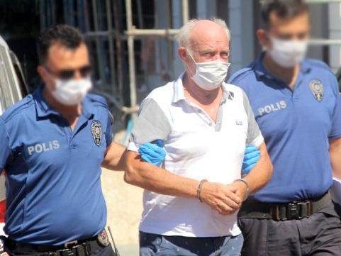 Zwei türkische Polizisten führen älteren Mann ab