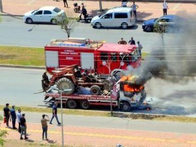 Feuerwehr löscht brennenden Abschleppwagen