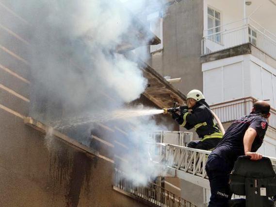 Feuerwehr löscht Brand an Gebäude