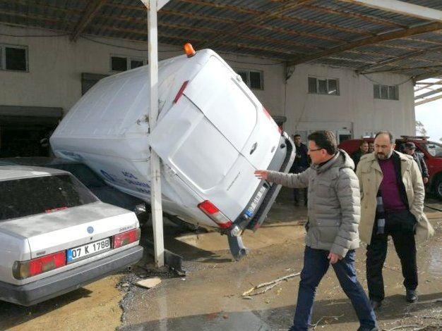 Kleinlaster umgekippt