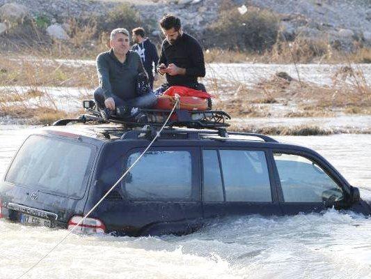 Antalya Auto steht im Fluss