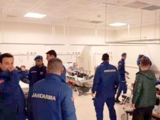 Beamte der Jandarma in Krankenzimmer