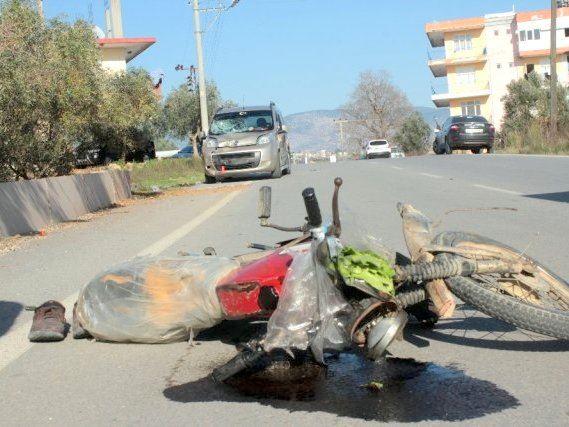 Moped  liegt nach Unfall auf der Strasse