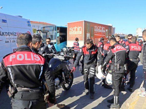 Mehrere türkische Polizisten neben Motorrad