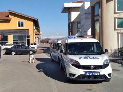 Türkischer Polizeiwagen steht vor Wohnhaus