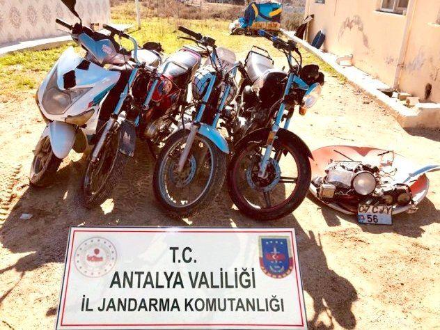 Vier Motorräder mit Schild der Jandarma