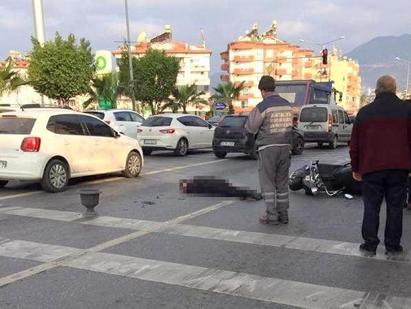 Toter liegt neben Moped auf der Strasse