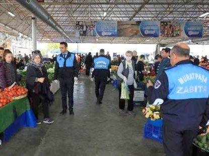 Zabita-Beamte kontrollieren Markt-Besucher in Antalya
