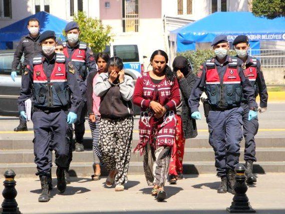 Jandarma-Beamte führen vier Frauen ab