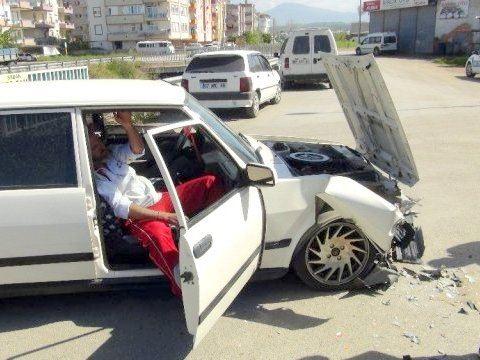 Weisses Auto mit Unfallschaden und offener Motorhaube