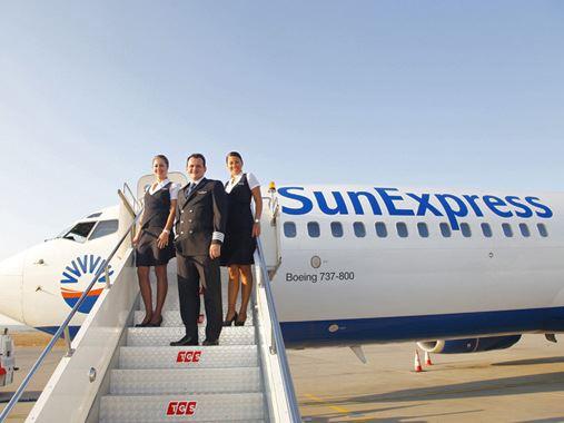 Stewardessen auf Treppe vor SunExpress-Flugzeug 