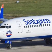 Flugzeug von Sunexpress steht auf Startbahn