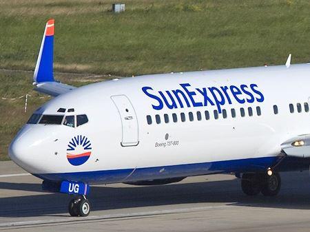 Flugzeug von Sunexpress steht auf Startbahn