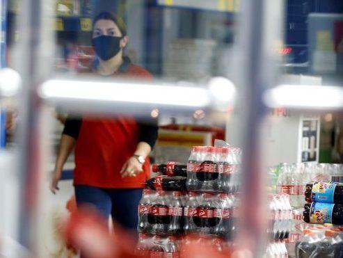 Angestellte und Cola-Flaschen im Supermarkt 