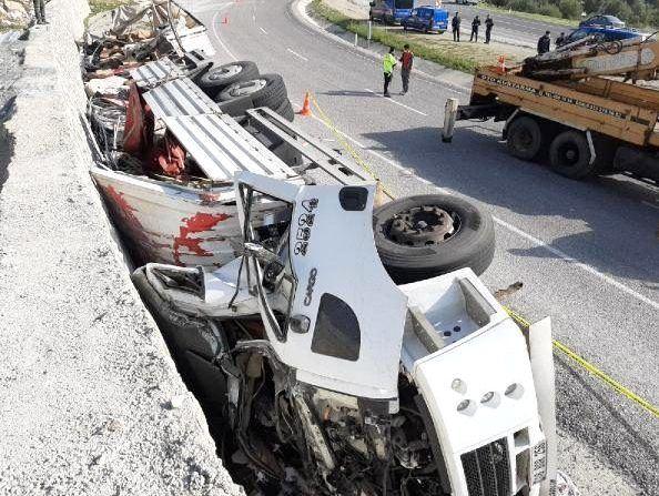 Lastwagen mit zerstörtem Führerhaus liegt auf Fernstrasse auf der Seite