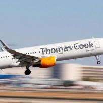 Weisses Flugzeug mit Schriftzug "Thomas Cook"