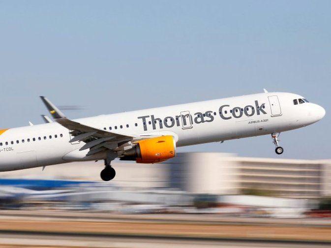 Weisses Flugzeug mit Schriftzug "Thomas Cook"