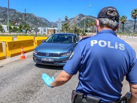 Türkischer Polizist hält Auto an