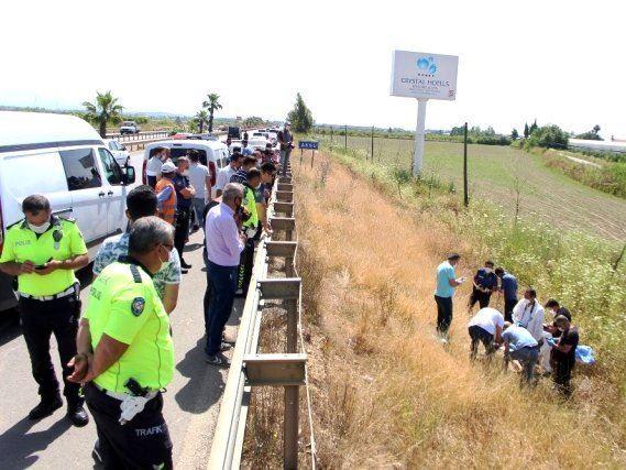 Türkische Polizisten untersuchen Leiche neben Strasse