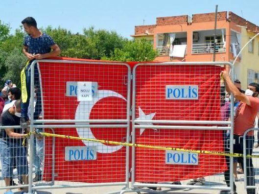 Türkische Flagge an Polizei-Absperrung auf der Strasse