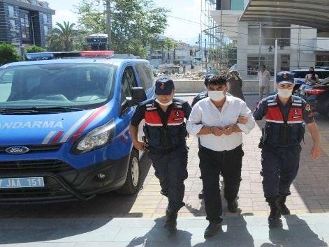 Auto und zwei Beamte der türkischen Jandarma