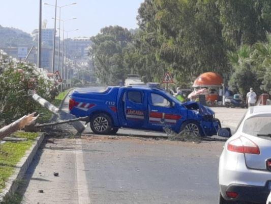 Auto der türkischen Jandarma mit Unfallschäden neben abgebrochenem Baum