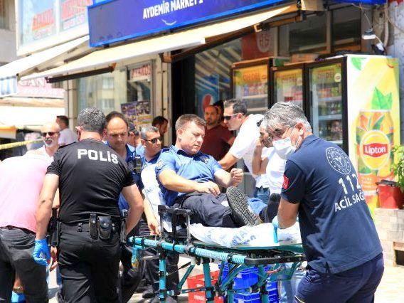 Türkische Sanitäter und Polizisten transportieren Verletzten