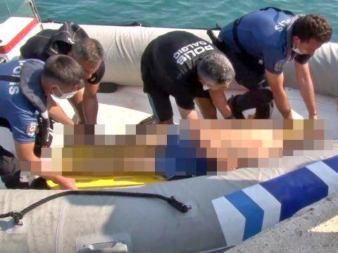Türkische Polizisten bringen Toten mit Schlauchboot zum Hafen