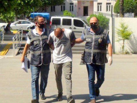Zwei türkische Polizisten führen Verdächtigen ab