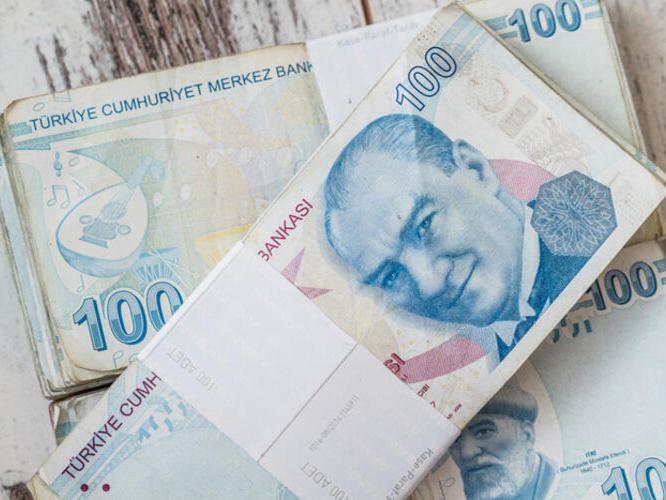 Gestapelte türkische Geldscheine zu 100 Lira