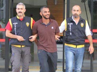 Zwei türkische Polizisten führen lächelnden jungen Mann ab