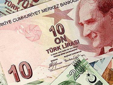 Hand hält türkische Geldscheine