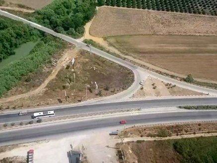Autobahn-Auffahrt in der Türkei aus der Luft gesehen