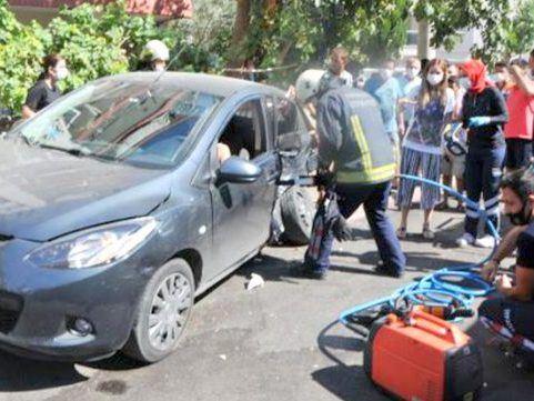 Feuerwehrmann öffnet Autotür mit schwerem Gerät