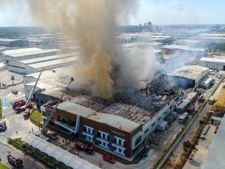 Brennendes Fabrikgebäude mit starkem Rauch
