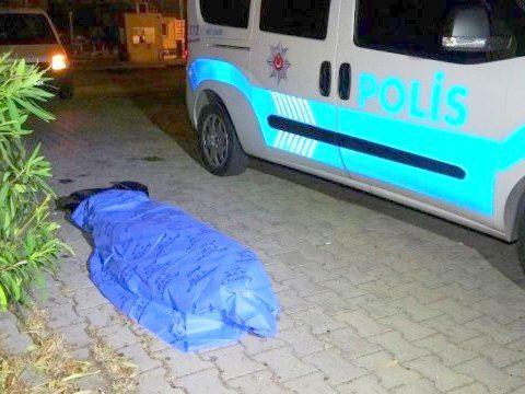 Zugedeckter Toter liegt neben türkischem Polizeiwagen