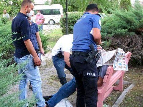 Türkische Polizisten stehen neben rosa Parkbank