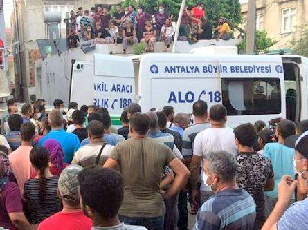 Menschenmenge steht neben türkischem Leichenwagen