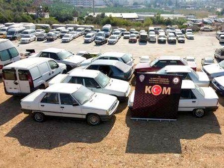 Abstellplatz mit vielen Autos und mit Schild der türkischen Polizei