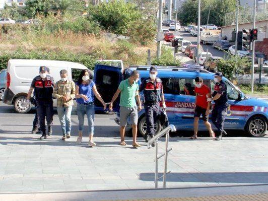 Türkische Jandarma führt vier Verdächtige ab