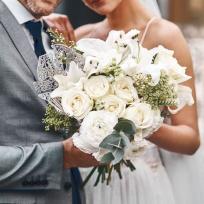 Brautpaar hält grossen Blumenstrauss
