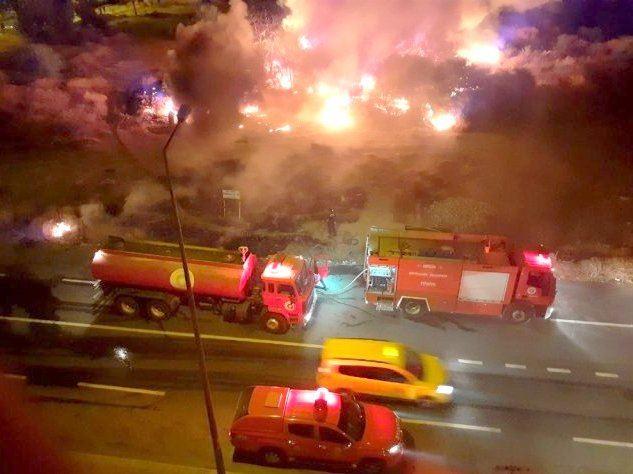 Löschwagen der türkischen Feuerwehr vor brennendem Grundstück