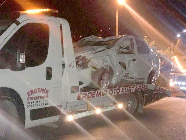 Zerstörtes Auto steht auf weissem Abschleppwagen