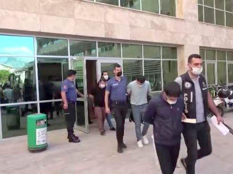 Polizisten führen drei Männer aus Gerichtsgebäude